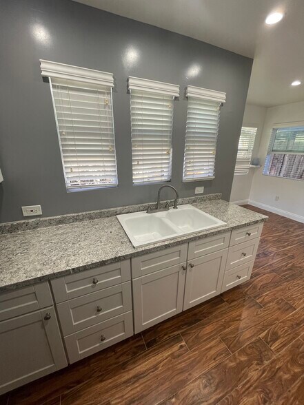 sink - 508 S Catalina Ave
