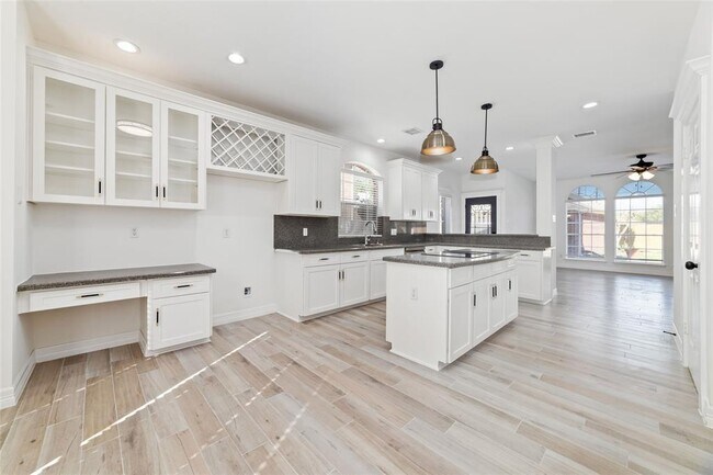 Building Photo - 2719 Oakland Dr