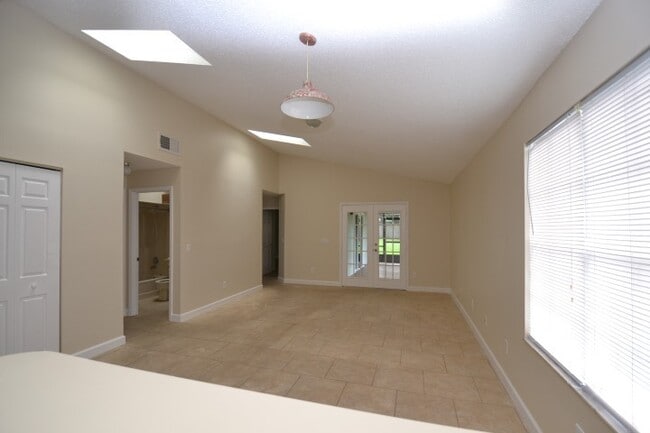 Building Photo - Cute 3 BR/2 BR Home  ~ Community Pool ~ Fe...