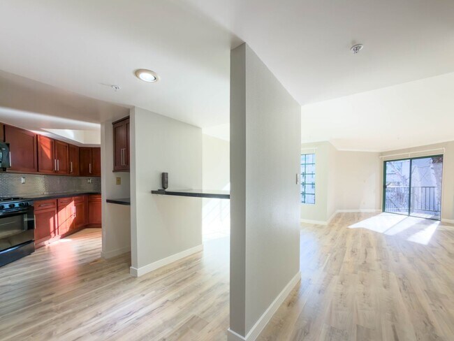 Building Photo - Spacious 3BR Condo in Downtown Glendale!