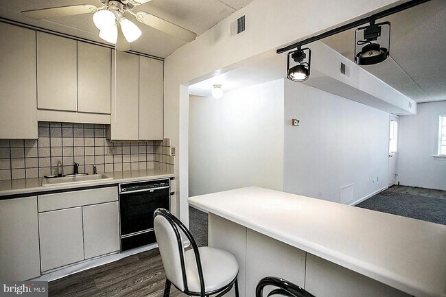 Building Photo - 154 Woodstream Dr