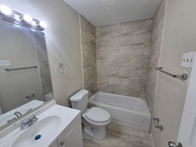 Building Photo - Newly Renovated 3 Bedroom 2.5 bathroom Townhouse