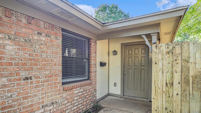 Building Photo - 2107 Mistletoe Ave