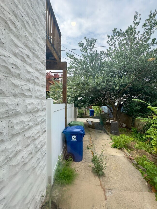 Building Photo - Charming 2 Bedroom/1.5 Bathroom Townhome in Highlandtown, MD!