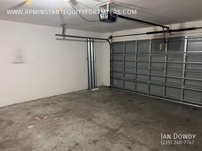 Building Photo - 2531 Sunniland Blvd