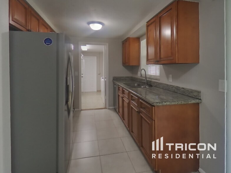 Building Photo - 3007 Bucida Dr