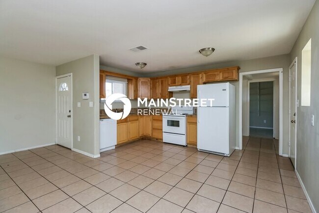 Building Photo - 4 Bedroom Pet-Friendly Home in Phoenix, AZ with Main Street Renewal