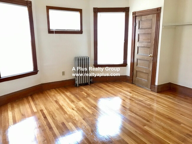 Building Photo - 336 Centre St