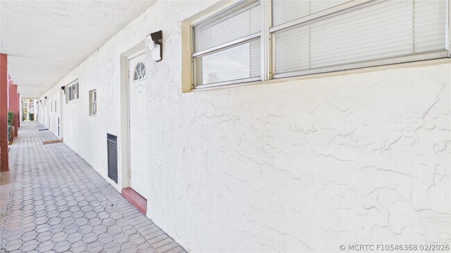 Building Photo - 381 S Hollybrook Dr