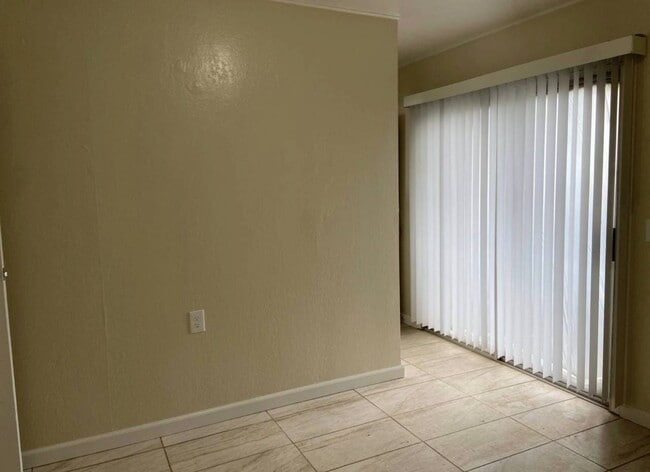 Building Photo - 505 N Valencia Blvd