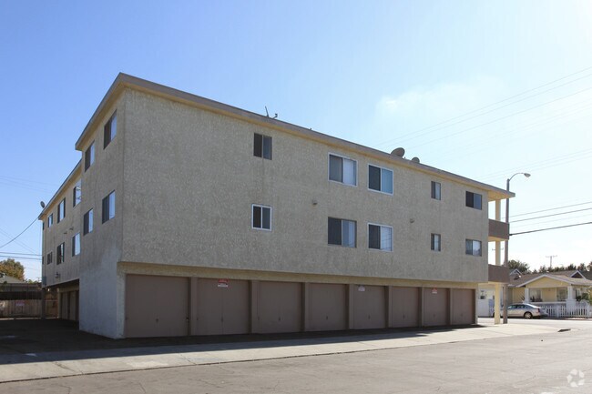 Building Photo - 2901 E 10th St