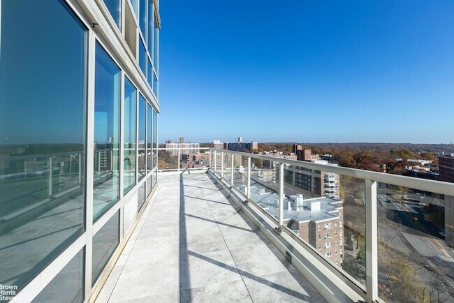 Building Photo - 640 W 237th St