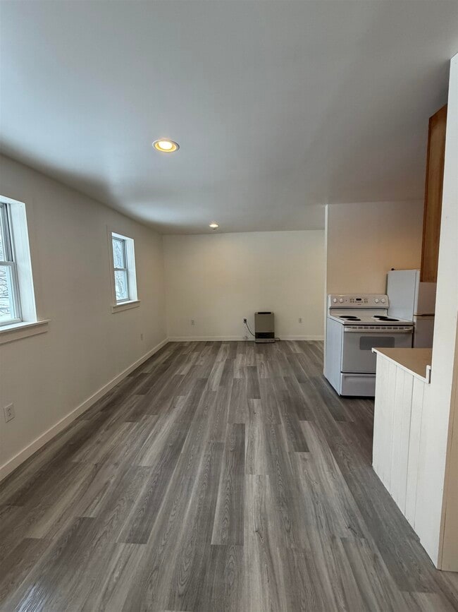 Building Photo - 722 VT-30