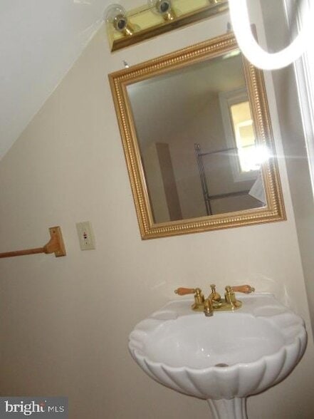 Building Photo - 411 Pelham St