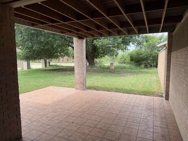 Building Photo - 737 Lago Vista Dr