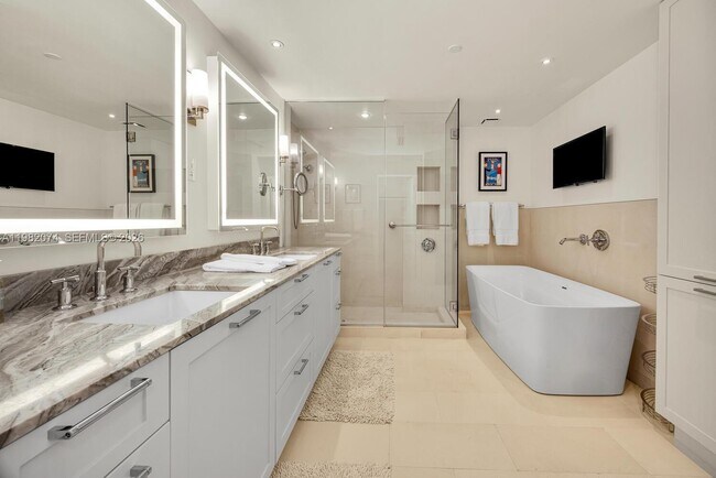 Building Photo - 2645 S Bayshore Dr