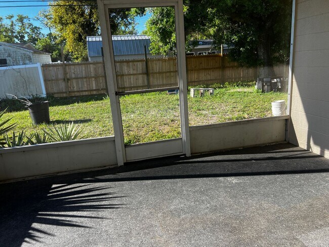 Building Photo - 2BD/1BA/Single carport - Venice