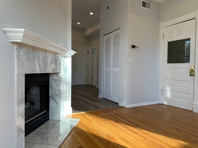 Building Photo - 2451 N Marshfield Ave