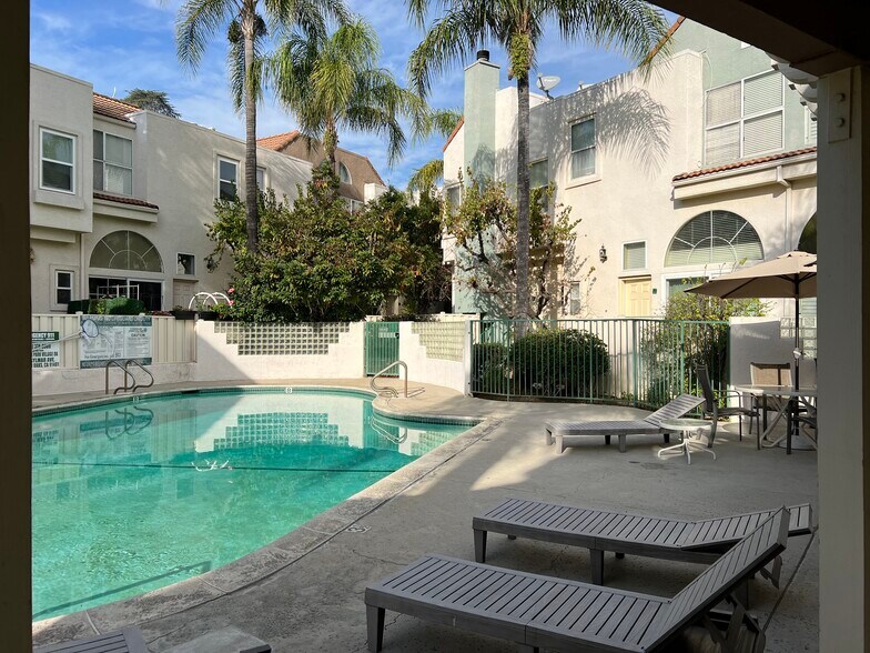 Pool BBQ area - 5455 Sylmar Ave