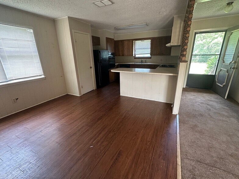 Building Photo - 2667 Airstrip Rd