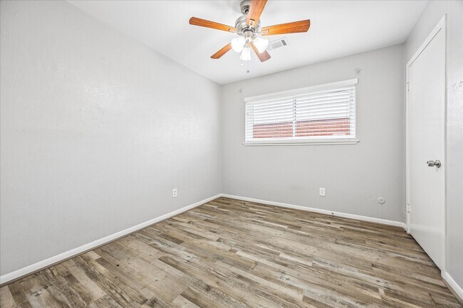 Building Photo - 5827 Southminster Dr