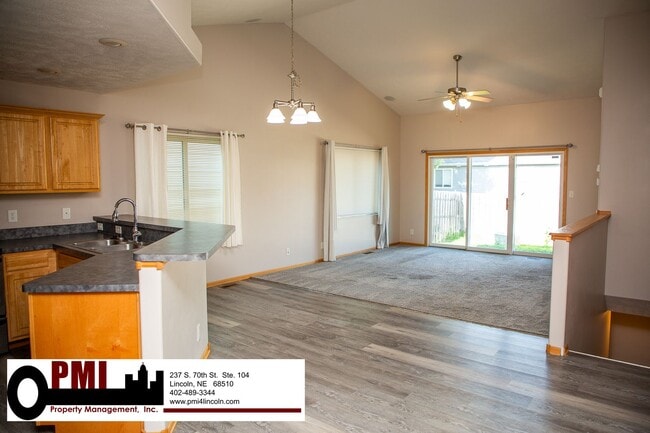 Building Photo - 3 Bedroom and 3 Bathroom Duplex. Available...