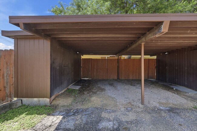 Building Photo - Prime North Central Location!