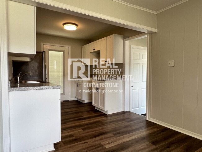 Building Photo - AVAILABLE NOW!! 3 Bedroom Home with Huge Y...