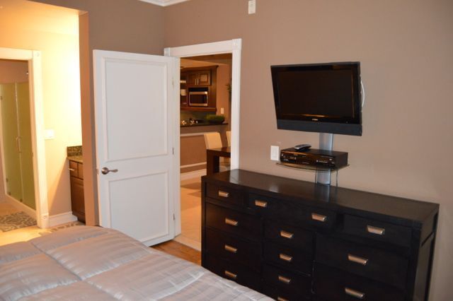 Building Photo - Meridian Furnished 2 Bd / 2 Ba Luxury Condo - Resort Style Living.