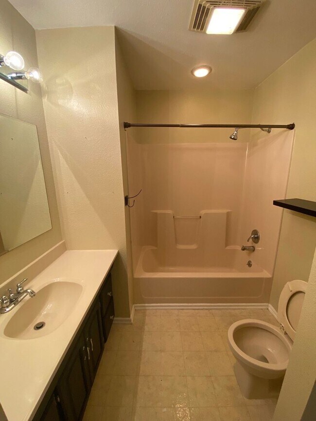 Building Photo - Beautiful 3 bedroom 2 bathroom home now available!!