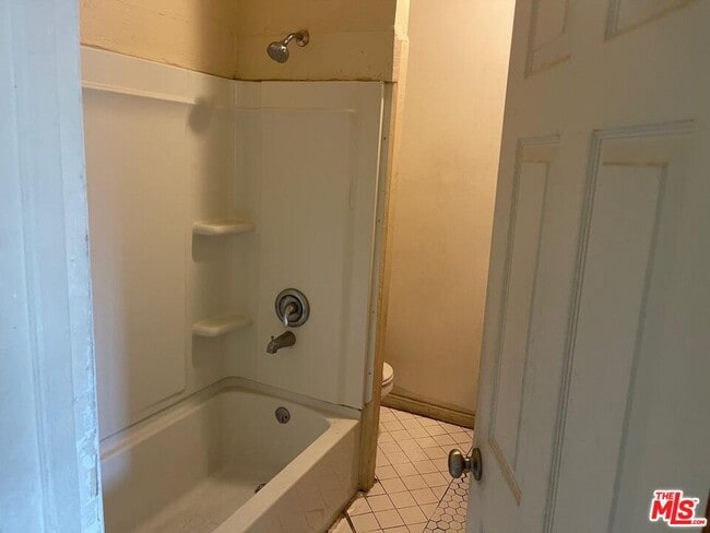 Building Photo - 1005 W 46th St