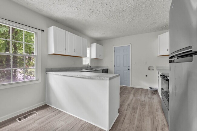 Building Photo - Charming 2-bed 1-bath home minutes from shopping, APSU, and dining.