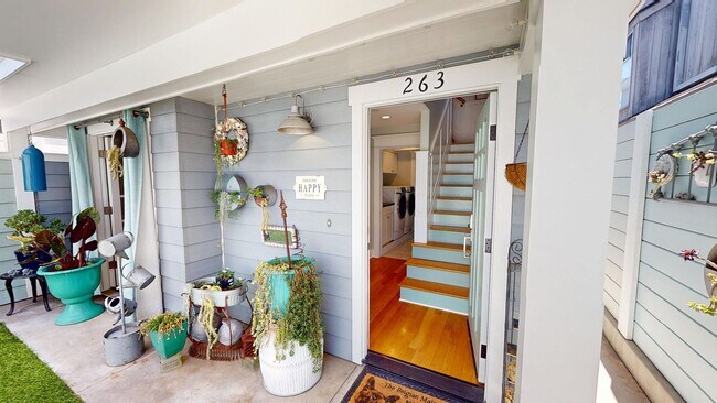 Building Photo - Spacious 3 Bed Coronado Home Available Unf...