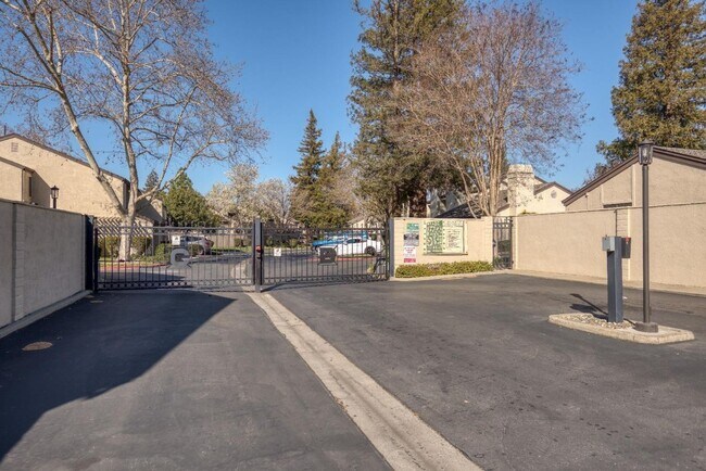 Building Photo - 1108 Cedar Creek Dr