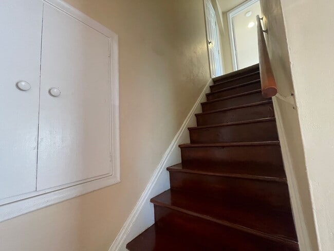 Building Photo - Updated 3bed / 3bath farmhouse.  Nice Location.