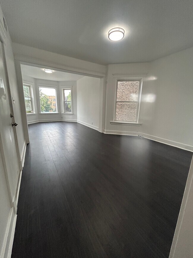 Building Photo - 704 W Garfield Blvd