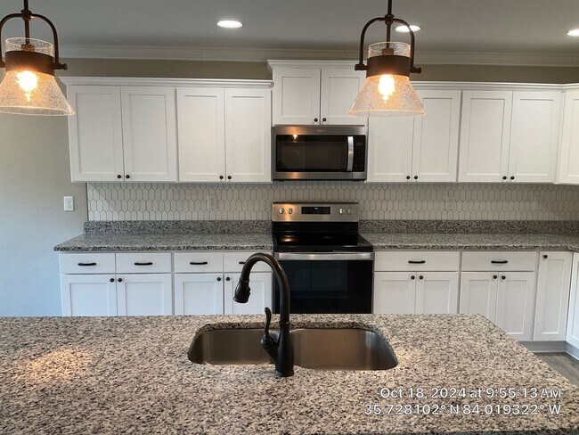 Building Photo - One Year Old - 3 Bedroom House