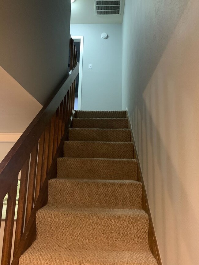 Building Photo - Beautiful Townhouse in Gated Community