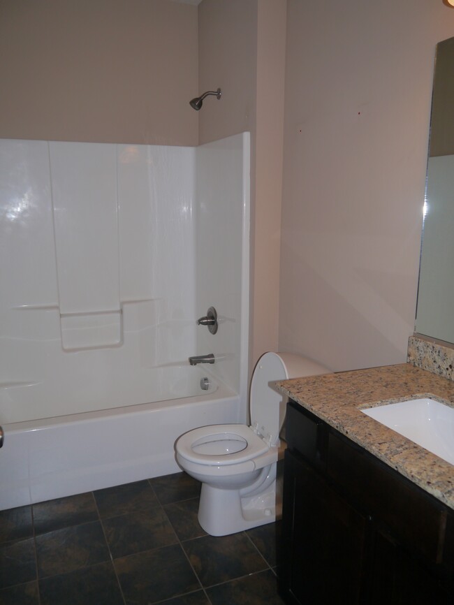 Master ensuite - 1211 NE Windsor Dr