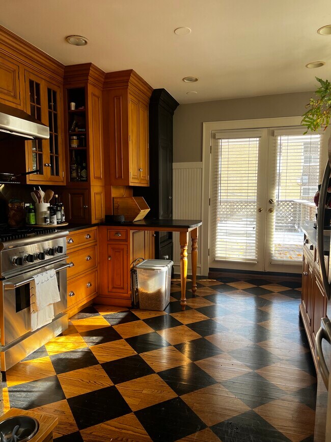 Kitchen - 2541 Ewing Ave