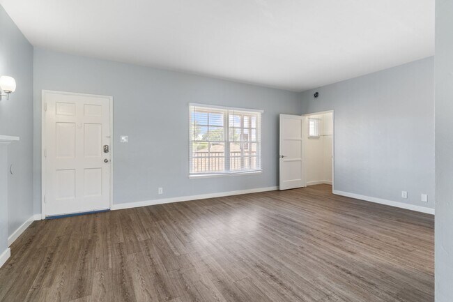 Interior Photo - 2010 Pine Avenue