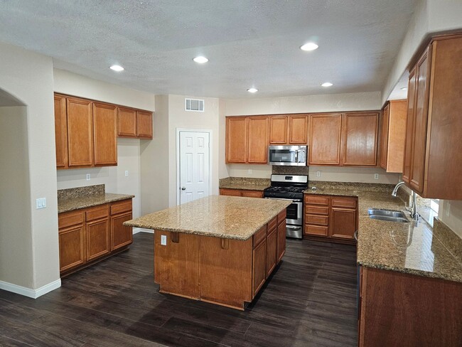 Building Photo - Wonderful Paseo Del Sol 5 Bedroom Home