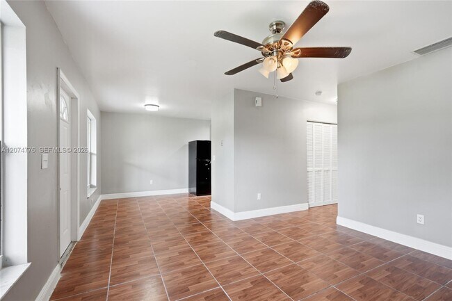 Building Photo - 879 SW 10th St