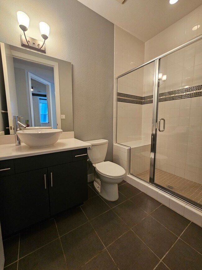 Building Photo - Congress Park High Rise Living! Huge Main Floor 2 Bed 2 Bath