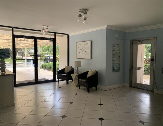 Building Photo - 2801 N Palm Aire Dr