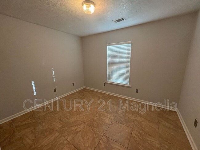 Building Photo - 2026 Lake Forest Dr