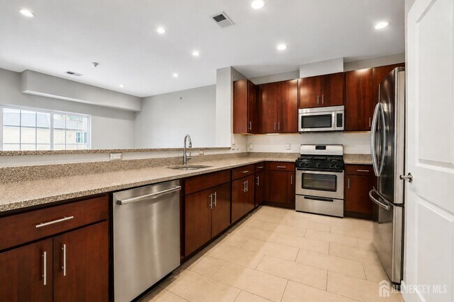 Building Photo - 347 Pond Ln