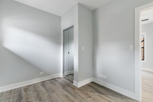Building Photo - 7740 N Eastlake Terrace