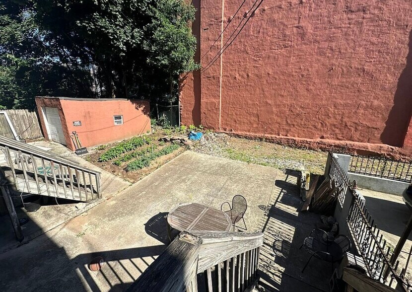 Building Photo - 386B Chauncey St