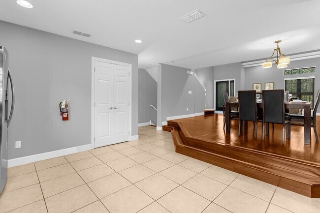Building Photo - 8543 Kediaman Ave